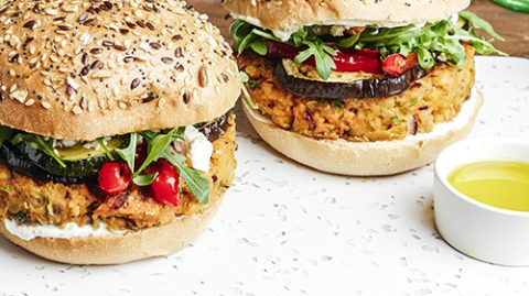 recette Burger végétal méditerranéen avec une galette de pois chiches et légumes, huile d'olive de Provence AOP