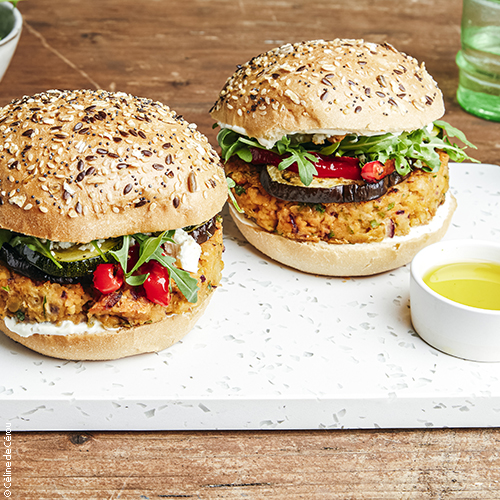 recette Burger végétal méditerranéen avec une galette de pois chiches et légumes, huile d'olive de Provence AOP