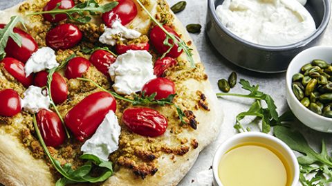 Recette de pizza napolitaine, burrata, pesto de pistache, huile d'olive