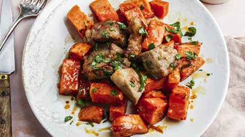 recette de Porc caramélisé aux agrumes, patates douces rôties, huile d'olive de Nîmes AOP